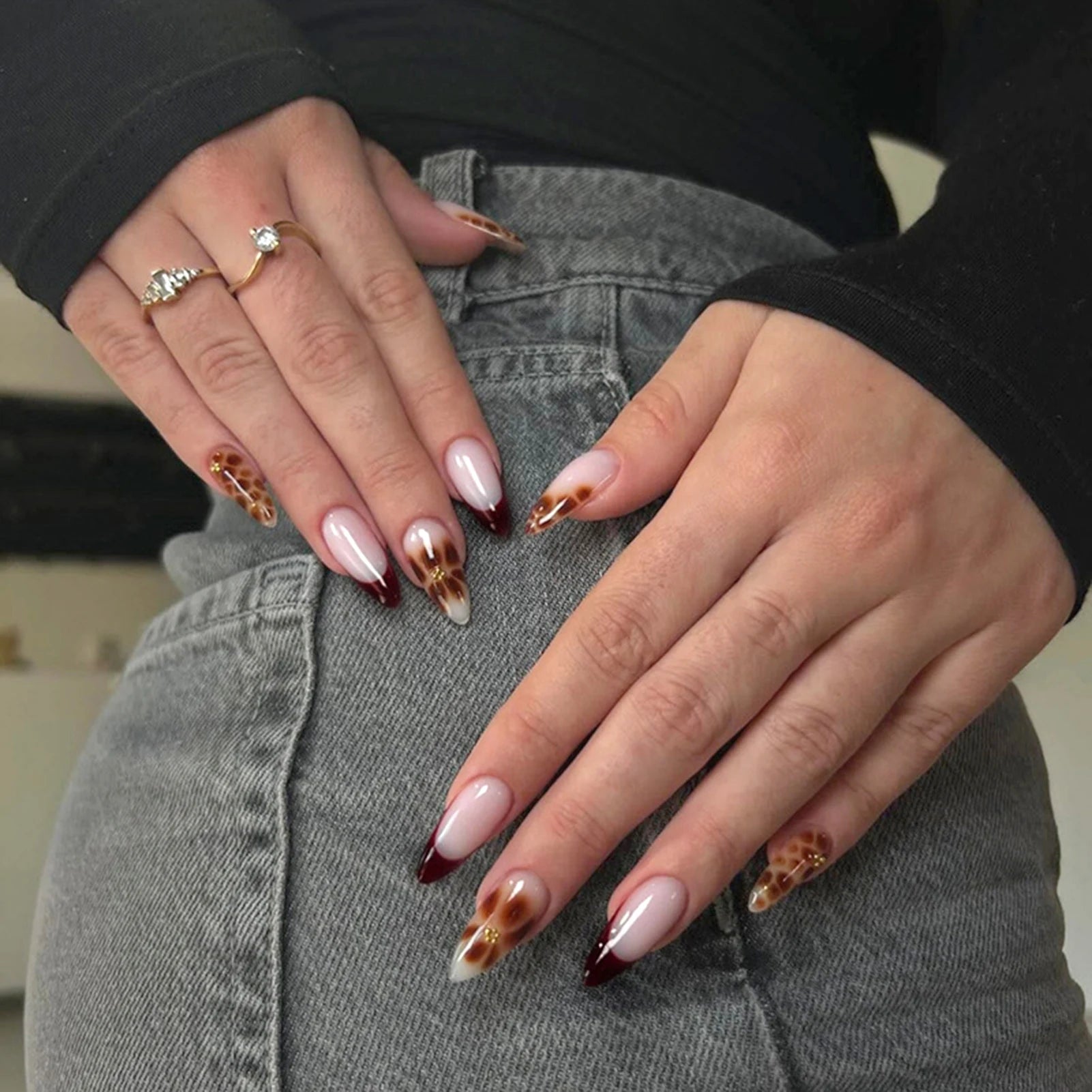 24pcs Deep Red Simple French Fake Nails Baroque Starry Ins Press on Nails For Women Wearable Detahcble Short Almond Fake Nails