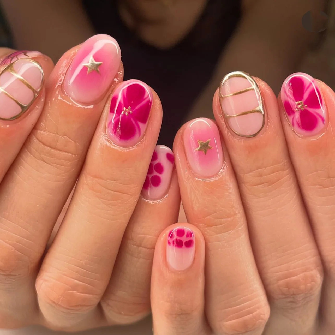 24pcs Deep Red Simple French Fake Nails Baroque Starry Ins Press on Nails For Women Wearable Detahcble Short Almond Fake Nails