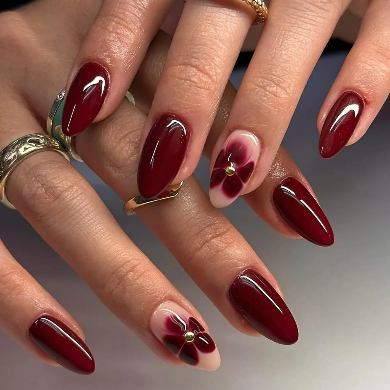 24pcs Deep Red Simple French Fake Nails Baroque Starry Ins Press on Nails For Women Wearable Detahcble Short Almond Fake Nails